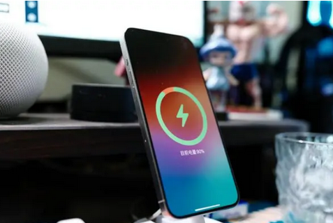 保靖苹果15换屏服务分享用什么充电器给iPhone15充电更好 
